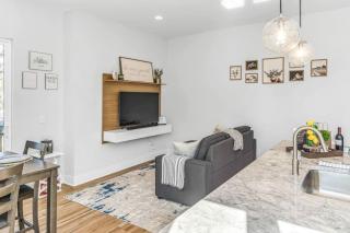 East Nashville Townhome 5min to Grand Ole Opry! Rooftop Deck, Grill, TV and Golf - Nashville - 4