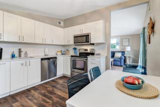 Tropical Beach Bungalow Up - 3 bedrooms - Across Street from Beach - Deck - Fernandina Beach - 0