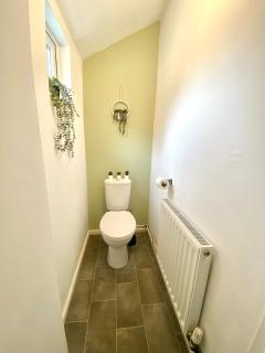 Rushden - Spacious House and Garden, Free Parking, TV, Sleeps 8 Guests - 1