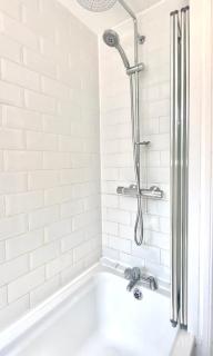 Rushden - Spacious House and Garden, Free Parking, TV, Sleeps 8 Guests - 2