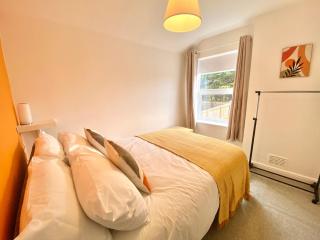 Rushden - Spacious House and Garden, Free Parking, TV, Sleeps 8 Guests - 8