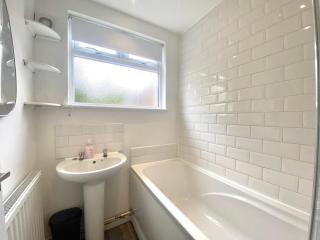 Rushden - Spacious House and Garden, Free Parking, TV, Sleeps 8 Guests - 3