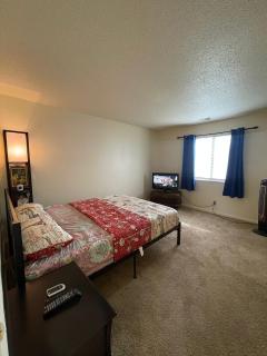Private Room Oasis Ideal for Travelers & Workers - Indianapolis - 9