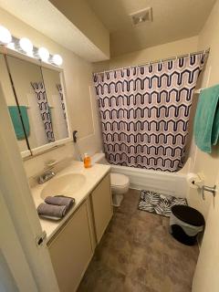 Private Room Oasis Ideal for Travelers & Workers - Indianapolis - 4