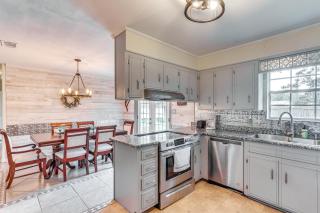 Pace Family Home 1 Mi to Beach and Park! - - 9