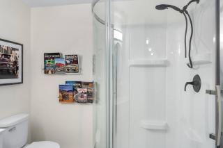 Dieppe Charm Suites, 2 BDRM, Walk to Local Market - 4