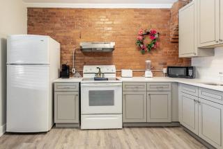 2BR King Apt - Netflix Included - Hamilton - 7