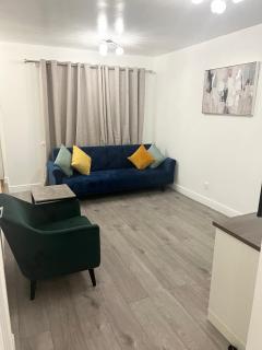 Lovely 2 Bedroom House - Cheshunt - 0