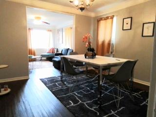 Cheeful, 2bed x 1bath Brick House - 3