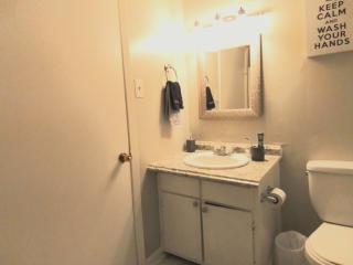 Cheeful, 2bed x 1bath Brick House - New Orleans - 7