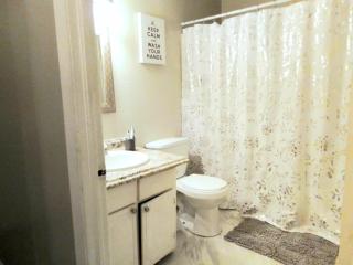 Cheeful, 2bed x 1bath Brick House - New Orleans - 2
