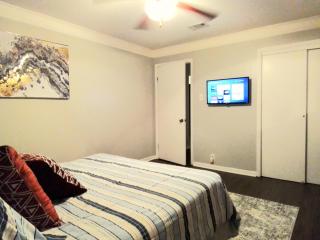Cheeful, 2bed x 1bath Brick House - New Orleans - 1