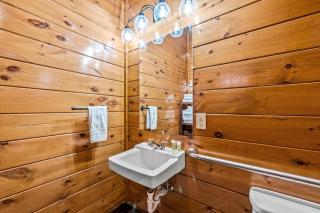 The Majestic Pine Retreat by Stony Brook Cabins - 7