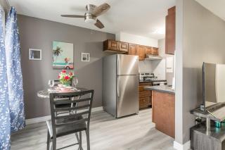 Glenview West Apt w Patio - Near Downtown - Hamilton - 2
