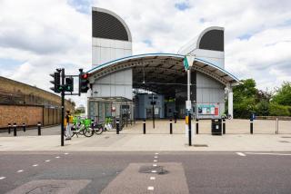 Stylish 2 Bedroom London Home with Garden Free Parking Smart TVs Close to Thames Riverside and Canary Wharf - 3