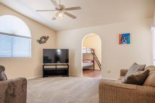 Daytona Beautiful, Spacious, 5 Bedrooms, 4 Bathrooms Big House - Lake Havasu City - 1