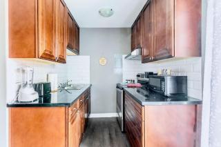 Modern 2BR - King Bed Apartment - PRIME Location - Hamilton - 1