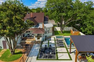 Cloud 9 Pool Hot tub Fire pit Sleeps 18 - Fredericksburg - 0
