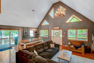 1 Mi to Beach Pocono Lake Chalet with Decks - Pocono Lake - 7