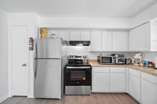 Cozy, Dedicated Workspace, Fast Wi-Fi Apartment - Houston - 9