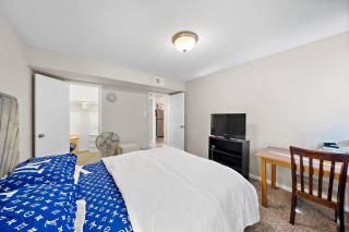 Cozy, Dedicated Workspace, Fast Wi-Fi Apartment - Houston - 8