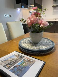 2 Bed, 2 Bath Apartment in Guildford Town Centre with Parking! - Guildford - 8