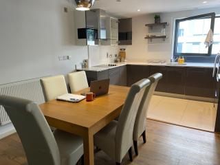 2 Bed, 2 Bath Apartment in Guildford Town Centre with Parking! - Guildford - 6