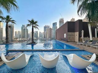 Luxury 2BR in Dubai Marina Pool Gym Balcony Free Parking - Dubai - 9