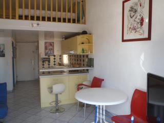 REF 4060 Joli studio mezzanine climatisé - Le Castellas - 4