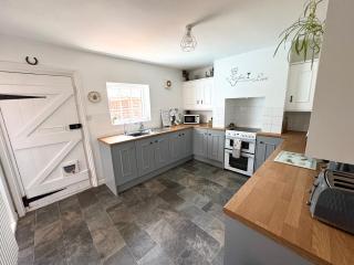 Victorian quirky farm cottage next to forest & close to beach - 1
