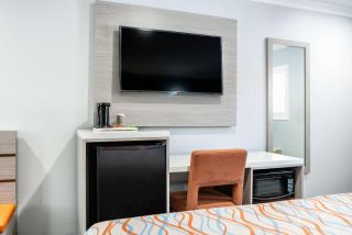 Travelodge Inn & Suites by Wyndham Bell Los Angeles Area - Bell - 9
