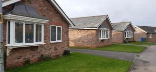 Cottage - Sleeps 4 - Pets Ok - Parking - Garden - 5