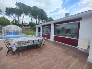 Chalet con piscina y jacuzzi en Madrid alquila habitaciones - Algete - 6