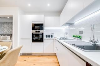 Pluxa Crème Opulence 5 Star Beautiful High End Apartment in Birmingham City Centre - Birmingham - 3