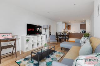 Parea Living - Colorful North London Apt with Balcony Views - London - 3