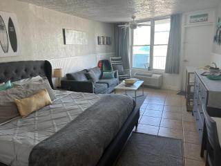 Luxury Beach Condo with Pool and Tiki Bar! - 4