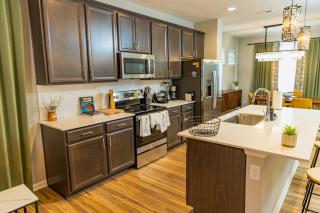 2 Story New Build 4 Miles to Downtown 3 Miles to Speedway 8 Miles to Airport - 4