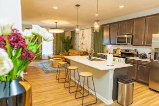 2 Story New Build 4 Miles to Downtown 3 Miles to Speedway 8 Miles to Airport - 7