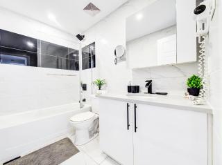 Glamorous 2-Bedroom Condo in Downtown Montreal 206 - Montreal - 9