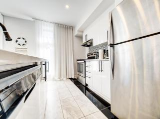 Glamorous 2-Bedroom Condo in Downtown Montreal 206 - Montreal - 3
