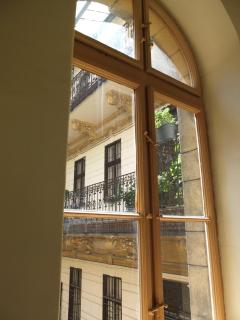 Peaceful central base with cafés, bars, and nightlife buzz - 6