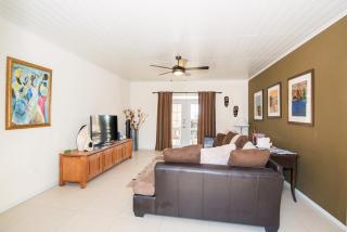 Luxurious 3 Bedroom Hidden Gem - - 6