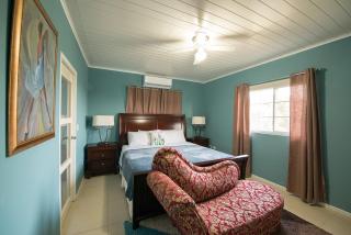 Luxurious 3 Bedroom Hidden Gem - - 0