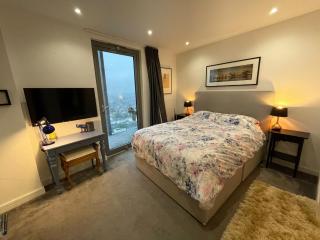 Luxury Skyline Retreat - Brentford - 8