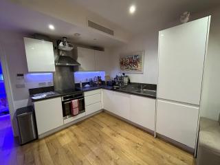 Luxury Skyline Retreat - Brentford - 5