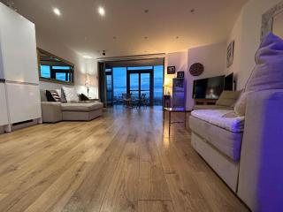 Luxury Skyline Retreat - Brentford - 3
