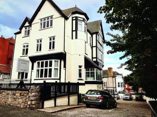 Roomours Hotel with Private Car Park - Llandudno - 7