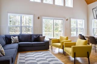 Le 5 Owl - Tranquil Haven near the Charming Village of Knowlton - Sleeps 12 - Whole House & 2 Acres with Pond, Bridge, Grounds, and Woods - Lac-Brome - 6