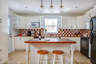 Le 5 Owl - Tranquil Haven near the Charming Village of Knowlton - Sleeps 12 - Whole House & 2 Acres with Pond, Bridge, Grounds, and Woods - 5
