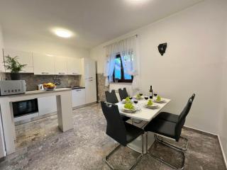 Apartment TiGo - 2 bedrooms, 2 bathrooms, terrace and big garden - 2